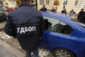 „Това са тежки престъпления и не бива да се подценява, въпреки че видеоклиповете не са направени от конкретните заподозрени. Максималната санкция за притежаване и разпространение на материали с детска порнография у нас е лишаване от свобода за до шест години”, коментира експертът по сигурност и бивш шеф на отдел Киберпрестъпления в ГДБОП Явор Колев.