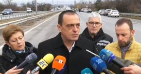 Прокурор Иво Илиев уточни, че при катастрофата са пострадали общо трима служители на реда - двама са били извън полицейския бус, а най-тежко раненият е бил вътре в него. 