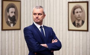 Напомняме, че преди седмици след убийството на български граничен полицай за оставката на шефа на МВР настоя и лидерът на ГЕРБ Бойко Борисов.
Във вторник главният секретар на вътрешното министерство Петър Тодоров и заместникът му Станимир Станев оставиха постовете си след катастрофа на бус с мигранти.