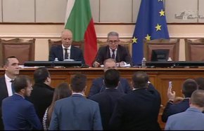 Най-гласовит, традиционно, беше лидерът на ПП Кирил Петков, който 10 минути крещя по Цонев, че не спазва правилника.