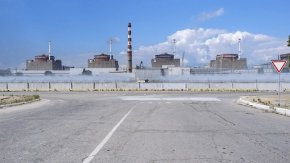 В четвъртък МААЕ съобщи, че външното електрозахранване на централата е възстановено, след като предишния ден отново се наложи да се включи към аварийни дизелови генератори. Въпреки че надзорният орган не обвинява никого за атаките, Улянов заяви в четвъртък, че експертите на МААЕ, работещи на място, "добре знаят откъде идва обстрелът". 