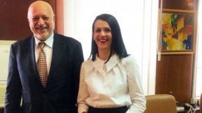
Министър Минеков благодари за гостоприемството и също изрази задоволство, че културният информационен център ще има нова сграда в Скопие, което е предпоставка дейността му да се развива все по-успешно. Той акцентира на обмена в художественото образование.