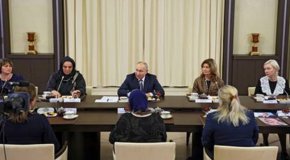 "Животът е по-сложен и разнообразен от това, което се показва на телевизионния екран или в интернет. Там не можете да се доверите на нищо. Има много фалшиви [новини], измами, лъжи. Има много информационни атаки", твърди той.
