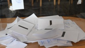 Няма нищо по-нормално от това, за да възстановим доверието, да върнем хартиената бюлетина, да оставим машините и ако ПП държат да отиваме на избори - да отиваме на избори", заключи Чолаков.
