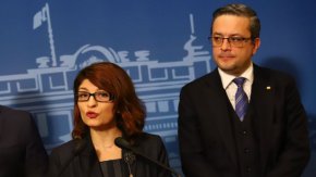 Тя каза още, че може да се набележат определени приоритети за работа, като всички лидери на партии да положат подписите си под тях като гарант, че техните ПГ ще гласуват законопроектите, които ще реализират тази управленска програма.