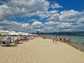 
Според него на някои плажове няма да могат да бъдат повишени цените на чадърите и шезлонгите, защото са достигнати максималните стойности, които са определени според договорите за концесия или наем