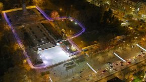 Софийският леден парк е разположен на площ от близо 4 декара, което е половин футболно игрище. Двете големи площадки с многото разклонения и завои из алеите ще зарадват любителите на зимните спортове. Освен в обичайния квадрат, всички ще могат да карат и по ледените алеи, където може да се развива доста добра скорост, което е голяма атракция, както показва виенският опит. 