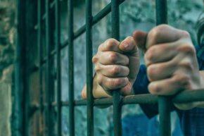 Така мъжът става поредния нарушител на карантината и клиент на прокуратурата. Образувано е общо наказателно производство за 4 деяния, представляващи нарушаване на забраната да напуска "дома си", въпреки че тази забрана нито му е изяснявана, нито е посочена в предписанието за карантина, разказа Петкова.