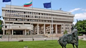 

Служители от Министерството на външните работи са готови да стачкуват ефективно от утре. Те настояват за 100 процента увеличение на най-ниските заплати във ведомството.