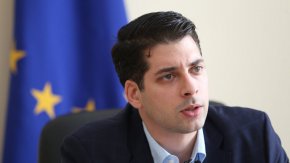
Според него до няколко седмици ще бъде готова и наредбата. Задалата въпроса Корнелия Нинова (БСП) не остана доволна от отговора. "Не ми отговорихте конкретно. Не казахте, че всъщност и през 2023 година няма да се дават енергийни помощи според нуждите и вината за това е на правителството, назначено от Румен Радев", подчерта лидерът на социалистите.

