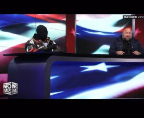 
Джоунс се опита да отвърне на антисемитизма, като обвини рапъра, че има "малко фетиш към Хитлер" Когато Джоунс уточнява, че лично той не е почитател на Хитлер, Уест отговаря просто: "Харесвам Хитлер. "
