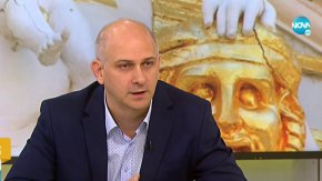 Конфликтът се запали от Министерството на културата и беше изнесен извън сградата на театъра именно от служебния министър, който каза, че в Народния театър има война. Разбира се, че аз съм целта