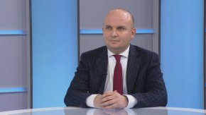 "България е в перманентна политическа криза и това не помага. Говорим как ще се преборим с инфлацията, с икономическата криза, но майката на всички кризи е политическата криза. Докато не я решим няма да реализира нито един свой приоритет", изтъкна той.