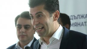 „Ако го връчат на партия Български възход, тя е толкова малка, че зад такъв мандат трябва да застане ГЕРБ, БСП, ДПС или Възраждане. Ние няма да се подлъжем по маркетингови трикове на хартиената коалиция, която се опитва да замаже очите на българите през някакви маневри, опитващи се да скрият кой наистина ще стои зад това управление“, обобщи той.