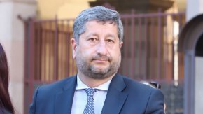 Самият Кирил Петков обаче заяви, че "на този етап не се вижда реално да може да се създаде кабинет на малцинството".
