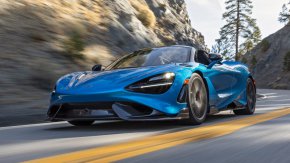 
Достатъчен е само един поглед към McLaren 765LT Spider от 2022 г. , за да разберете, че ви очаква умопомрачително изживяване, благодарение на издължената му, оптимизирана за аероплан фигура, диелектричните врати и абсурдно ниската височина, които издават голяма част от играта