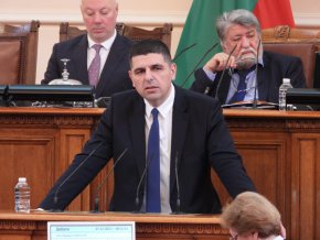 
С поставянето на бургаската рафинерия под държавен контрол по примера на Германия и Италия страната ни ще може да гарантира енергийната си независимост. Това и ще принуди “Лукойл” да свали цените на горивата в бензиностанциите, а оттам и на хранителните продукти, и да плаща в пълен обем данъци, особено след като държавата си върне и пристанищния терминал Росенец,  се изтъква в декларацията. 