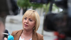 “Данните гласят, че 40 души са били подслушвани незаконно и тогава, и през 2021”, заяви тя.