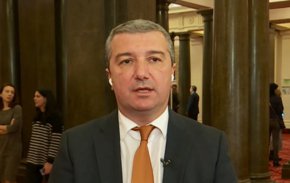 

"Считам за съвсем нормално да отидем на разговори с ГЕРБ, макар че по начало позицията ни е непроменена - няма да ги подкрепим. Ще се очертае макрорамката, при която бихме могли да имаме сближаване на по-късен етап. Вероятно това няма да стане с първия мандат", смята той.
