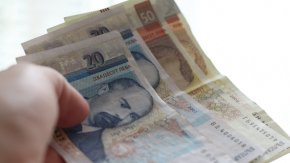 Безумната идея на К. Нинова за вдигане на минималната заплата на 850 лв., което ще струва над 1 млрд.лв на бюджета, а хазната без друго е на тежък дефицит и догодина ще бъде на минус над 10 млрд.лв. и без тази мярка, както вече обясни и Министерството на финансите, беше приета от НС. Но само на първо четене. 