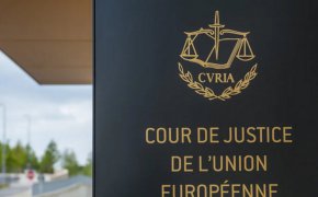 
"Правото на свобода на изразяване и информация не може да бъде взето предвид, когато най-малкото част от информацията, съдържаща се в посоченото съдържание, се окаже неточна", се казва в прессъобщение, придружаващо решението.
