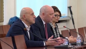  Пред тях той представя визията си за съставяне на правителство с първия мандат и търси подкрепа за такъв.