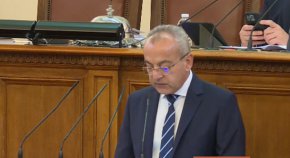 
„Първо ще изчакаме заседанието на Европейския Съвет на 15 и 16 декември – какво решение би могло да бъде взето по въпроса. Всякакви изявления на този етап биха били преждевременни. Възможни са различни варианти, успяхме да избегнем най-неприятния”, каза той.
