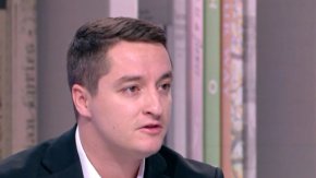 На 29 юни БСП гласува да влезе в зала хартиената бюлетина.
Тогава от депутатите на левицата в зала не беше Благовест Кирилов, а против гласува само Крум Зарков.