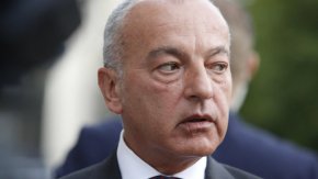 „Първо ще изчакаме заседанието на Европейския съвет на 15 и 16 декември, за да видим какво решение би могло да бъде взето по въпроса. Всякакви изявления на този етап биха били преждевременни. Възможни са различни варианти, успяхме да избегнем най-неприятния", добави той.