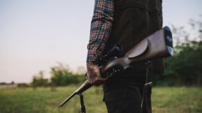 
Установено е нараняване от дясното рамо в посока шията