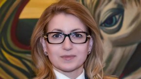 
Предложената за министър на МВР Благородна Макева е била Председател на Постоянната комисия за права на човека и полицейска етика в МВР по време на полицeйското насилие над протестиращи през 2020 г