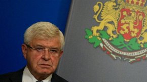 
При проведеното гласуване 10 от членовете на комисията подкрепиха това предложение, а други 9 гласуваха “въздържали се”.