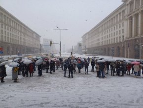 Служителите от Министерство на външните работи излязоха на протест тази сутрин на площад „Независимост“ в столицата.