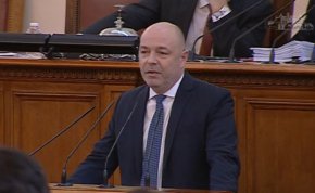 Новоизпеченият независим депутат Явор Божанков също гласува против. Така дори не се стигна и до гласуване по предложения кабинет. По правилник, когато кандидатът за премиер не е одобрен от НС, следващите 2 решения - за структура и състав на МС, не се разглеждат.