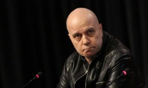 И като казах “зрител” се сетих, че може би това, което гледаме е някаква много скъпа, шумна и специална политическа новогодишна програма. Вежди Рашидов е Дядо Коледа, Десислава Атанасова - Снежанка, а Кирил Петков и Асен Василев, тези малки палави шарлатани, са седемте джуджета. И защо са само две? Е, как защо - защото немаме хора. 