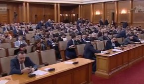 
А Искрен Митев от „Продължаваме промяната“ обвини БСП в лицемерие и използва парламентарната трибуна, за да упрекне левицата как се грижи за младите хора.
