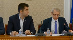 
Да обсъдим спокойно възможността за един кабинет, който да има политическа подкрепа. Целта на тази среща е да обсъдим приоритетите, които могат да ни обединят”. Това заяви номинираният за премиер академик Николай Денков в началото на срещата с представители на БСП, ГЕРБ, ДБ и ДПС в петък.