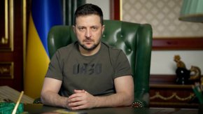 
Зеленский се е появявал чрез видеоклипове на всички събития - от срещата на върха на Групата на 20-те нации до наградите "Грами" и филмовия фестивал в Кан. Освен това е правил интервюта и разговори с различни журналисти и известни артисти, включително Шон Пен и Дейвид Летърман.