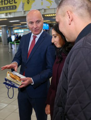 „Заедно с Visa първи предоставихме на клиентите си пълната гама мобилни разплащания: Apple Pay, Google Pay, Garmin Pay и Fitbit. Ето защо съм много щастлив, че именно клиент на Fibank е големият победител в кампанията и ще може да се наслади на един исторически футболен двубой! Това е един чудесен пример как използването на банкова карта може да  донесе приятни емоции за теб и цялото ти семейство”, коментира г-н Бакалов.