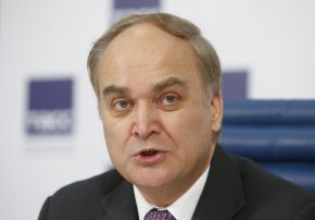 "Много политици тук все още мислят и действат според законите на този исторически период. Те смятат, че възстановяването на международния престиж на Русия с идването на Владимир Путин на власт в нашата страна се е превърнало в "главоболие" за Вашингтон