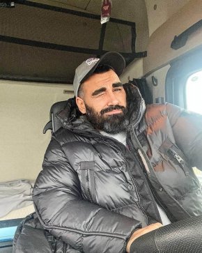  Макар доходите на тези шофьори да са пъти над средните у нас, певецът засега няма да сменя своя Майбах за някоя Скания.