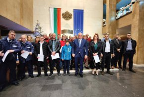 „Ще отличим малка част от хората, които участваха в може би най-щастливото събитие, което съпроводи мандата ни - откриването на Сашко. Един от най-хубавите мигове, които аз лично изживях, е да мога да го държа за ръката днес и да го сваля по стълбите на МВР”, отбеляза министърът.