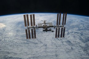 

МКС беше изстреляна през 1998 г. в период на засилено сътрудничество между САЩ и Русия след съревнованието им в космическата надпревара по време на Студената война.