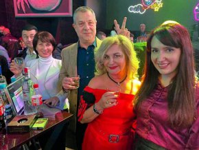 На снимката на топрепортерката Ирина Цонева се вижда как лично генералният директор Емил Кошлуков й прави "зайче"
