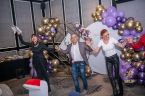 Поводът за танца и много други беше коледното гимнастическо парти.

