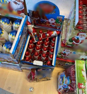 

Иззети са печати, мастило, датчици и други пособия, използвани за поставяне на преправените срокове на годност. Фабричните срокове се заличавали, чрез изтриване с ацетонови разтвори или чрез поставяне върху изтеклия срок на годност на стикер с подправен такъв.