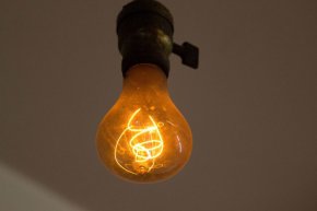 
Сметките за ток у дома за ноември са двойни, въпреки че цените на електричеството за битовите абонати не са били увеличавани от КЕВР