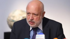 
Конкретният повод за гнева му е снощното участие на проф. Минеков в bTV, пише  в. Сега. "Той е крайно зависим, не може да освободи двете госпожи, защото знаят много. Ако посегне към тях, нещата могат да се развият изключително сложно, каза министърът пред "Лице в лице". 