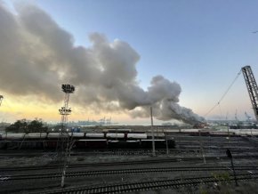 

Димът обаче се вижда от километри и протесни сутринта жителите на Бургас.

