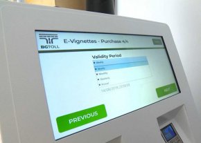 Електронни винетки, купени през декември 2022 г., дори да са с период на активация след 00:00 часа на 01.01.2023 г., се калкулират на цените, важащи до края на настоящата година. Те са както следва – годишна винетка – 97 лв., тримесечна – 54 лв., месечна – 30 лв., седмична – 15 лв., уикенд винетка - 10 лв. Затова трябва да се вземе под внимание, че ако водач на МПС купи годишна винетка в края на месец декември 2022 г., то тя ще бъде продадена на цените, които са в сила през 2022-а.
